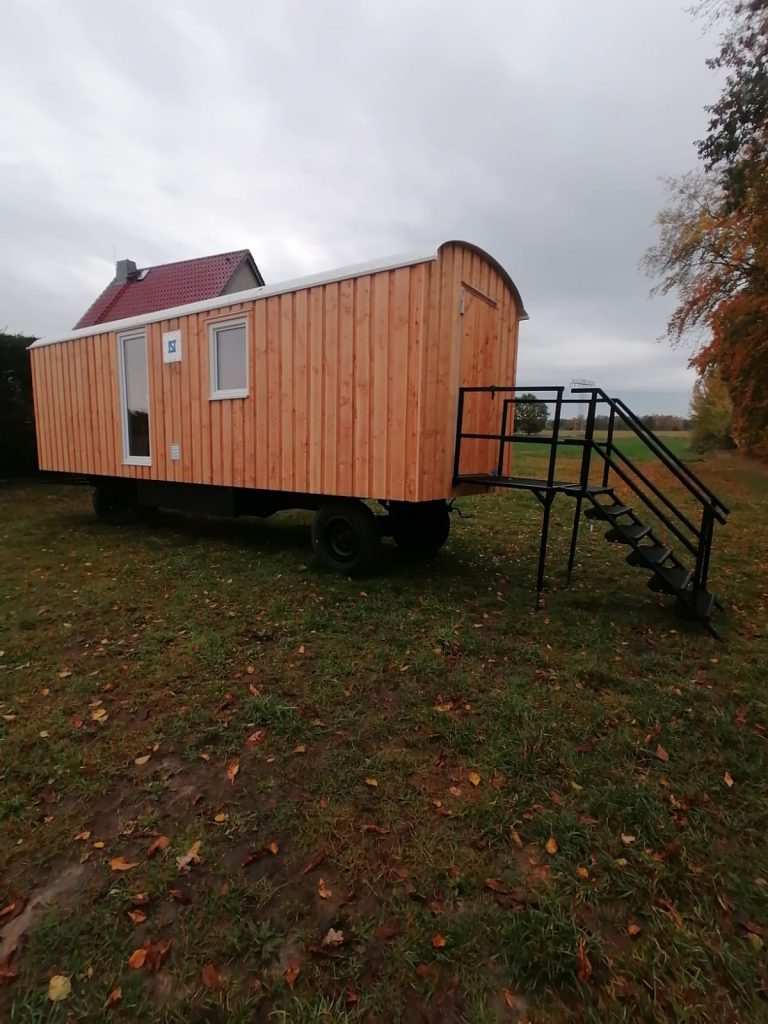 Bauwagen, Tinyhouse 8m Lärche – Baumaschinenhandel Viola Briere-Edney